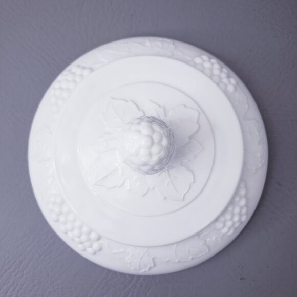 Vintage Indiana Colony Milk Glass Harvest Grapes Wedding Bowl Footed Compote - Picture 9 of 10